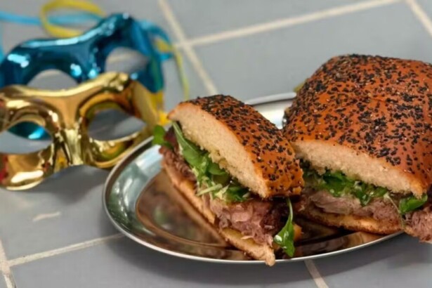 Sanduíche de costelinha de porco na brasa em trecho de receita do É de Casa