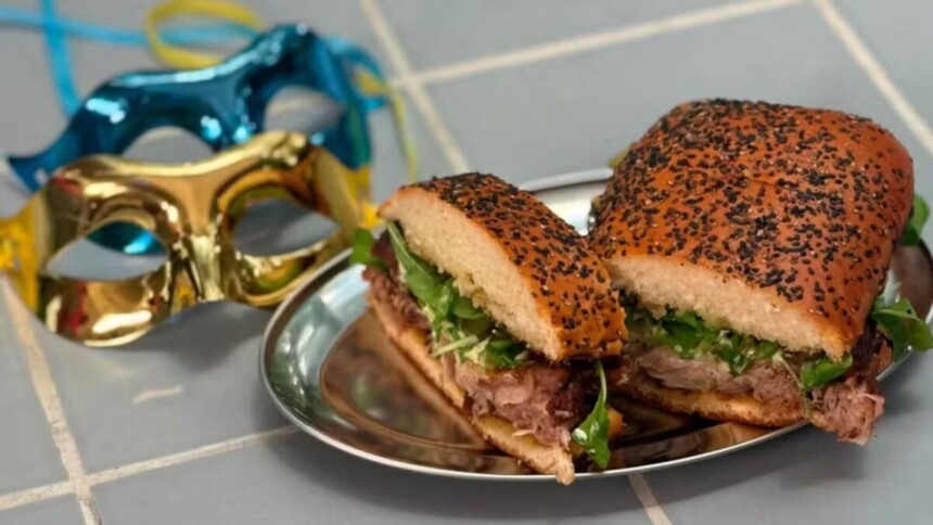 Sanduíche de costelinha de porco na brasa em trecho de receita do É de Casa