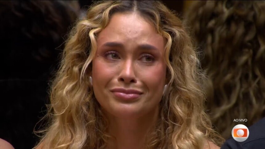 Sarah Andrade faz cara de choro pouco antes da eliminação no BBB 26