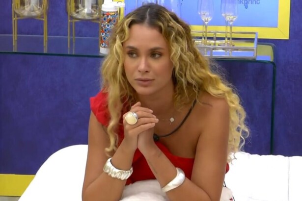 Sarah Andrade com uma expressão séria no BBB 26
