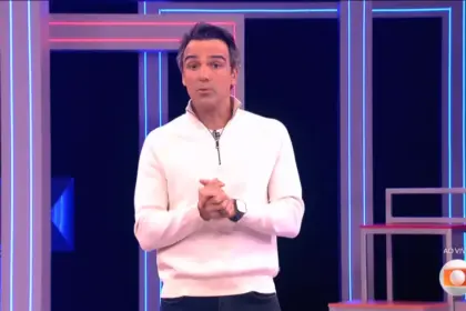 Tadeu de roupa branca apresentando a Prova do Líder do BBB 26