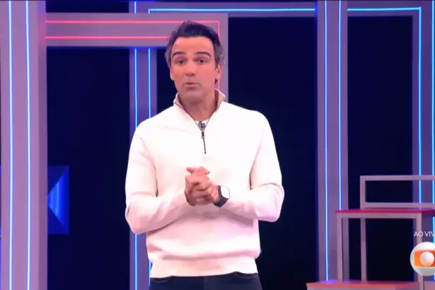 Tadeu de roupa branca apresentando a Prova do Líder do BBB 26
