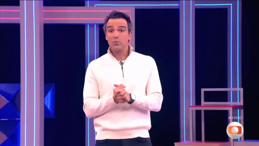 Tadeu de roupa branca apresentando a Prova do Líder do BBB 26