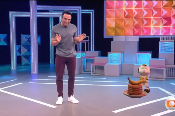 Tadeu Schmidt imitando os trejeitos de Gabriel no centro do cenário do BBB 26