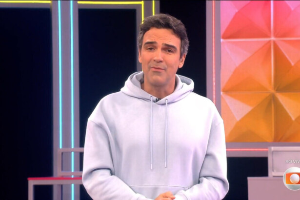 Tadeu Schmidt de moletom branco apresentando a dinâmica da semana do BBB 26
