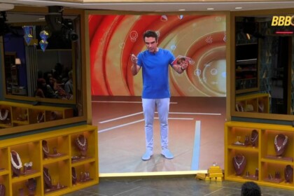 Tadeu Schmidt participando ao vivo no telão da sala no BBB 26