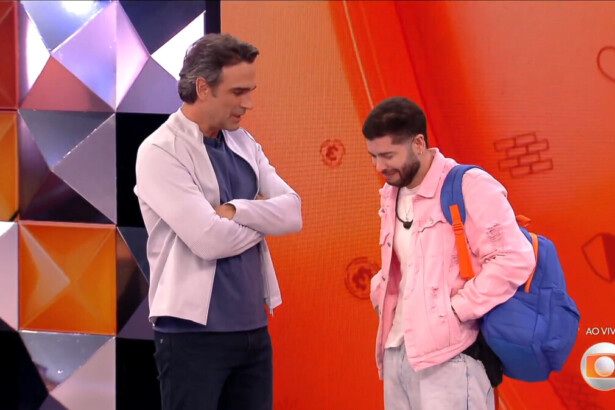 Tadeu Schmidt em pé na frente de Marcelo no estúdio do BBB 26