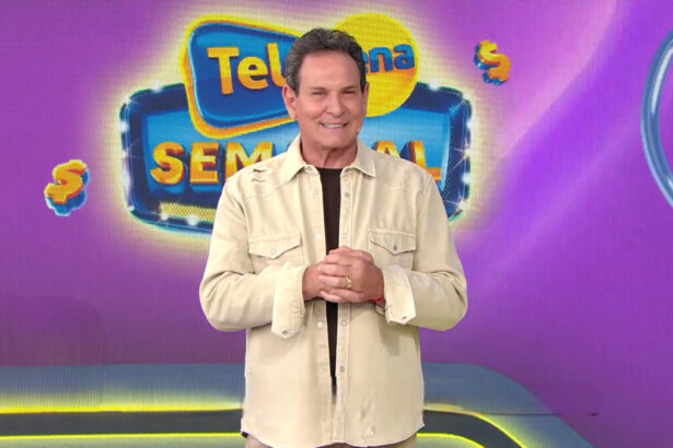 Luís Ricardo em frente ao telão da Tele Sena Semanal lilás no SBT edição 89