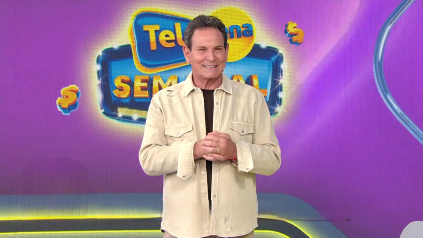 Luís Ricardo em frente ao telão da Tele Sena Semanal lilás no SBT edição 89