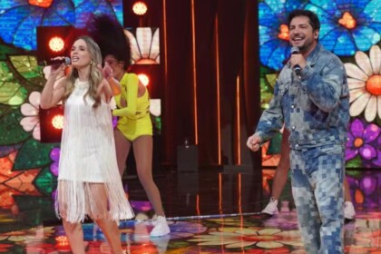 Thaeme e Thiago cantando no palco do Caldeirão