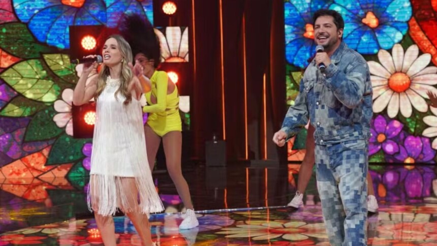 Thaeme e Thiago cantando no palco do Caldeirão