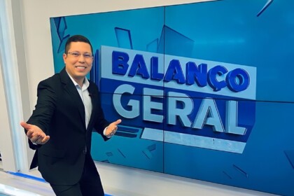 Andson Lima em frente ao telão do Balanço Geral CE Manhã
