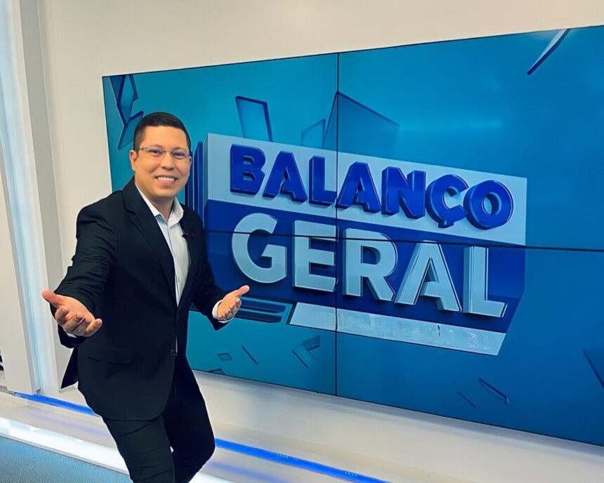 Andson Lima em frente ao telão do Balanço Geral CE Manhã