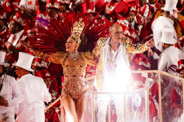 Juliana Paes rainha de bateria da Viradouro ao lado do Mestre Ciça