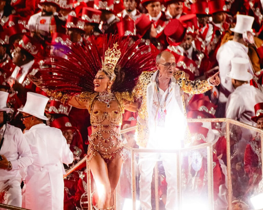 Juliana Paes rainha de bateria da Viradouro ao lado do Mestre Ciça