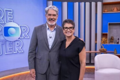 William Bonner e Sandra Annenberg posando abraçados e sorrindo no novo cenário do Globo Repórter