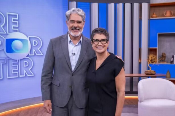 William Bonner e Sandra Annenberg posando abraçados e sorrindo no novo cenário do Globo Repórter