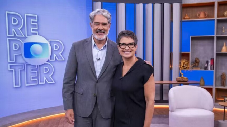 William Bonner e Sandra Annenberg posando abraçados e sorrindo no novo cenário do Globo Repórter