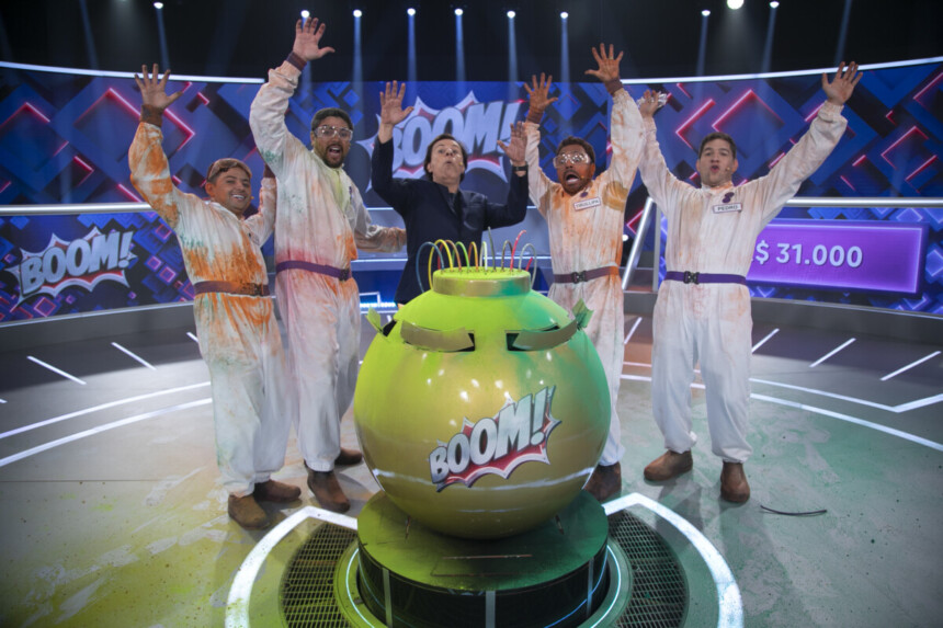 Tom Cavalcante e os convidados em frente a bomba do novo programa Boom!