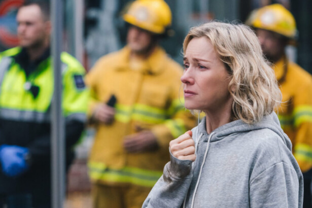 Naomi Watts com semblante assustado em uma avenida na cena do filme A Hora do Desespero