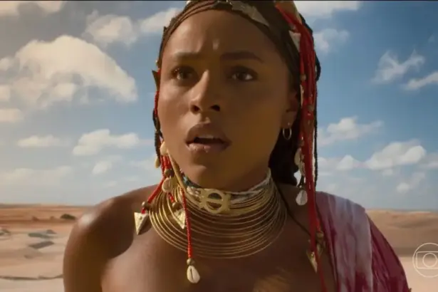 Alika (Duda Santos) assustada no deserto em cena da estreia de A Nobreza do Amor