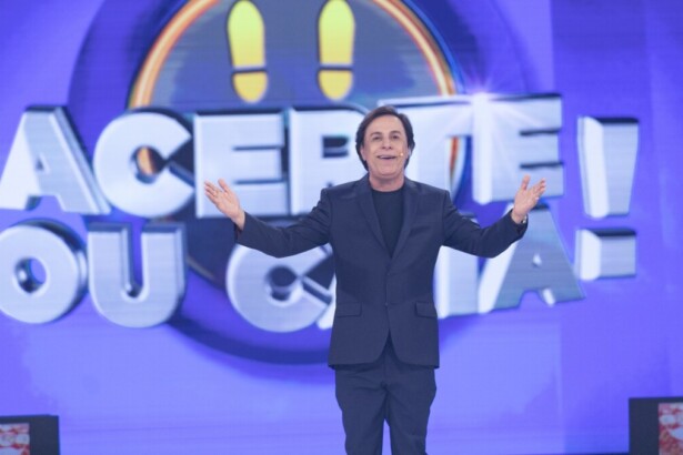 Tom Cavalcante no centro do palco do Acerte ou Caia!