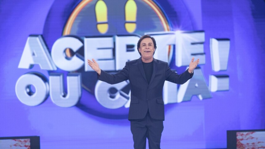 Tom Cavalcante no centro do palco do Acerte ou Caia!
