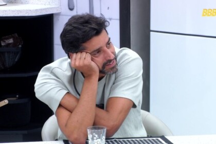 Alberto Cowboy na cozinha do BBB 26 após retornar do Barrado no Baile