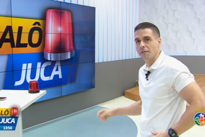 Marcelo Castro olha para a câmera enquanto caminha no estúdio do seu programa Alô Juca no SBT da Bahia