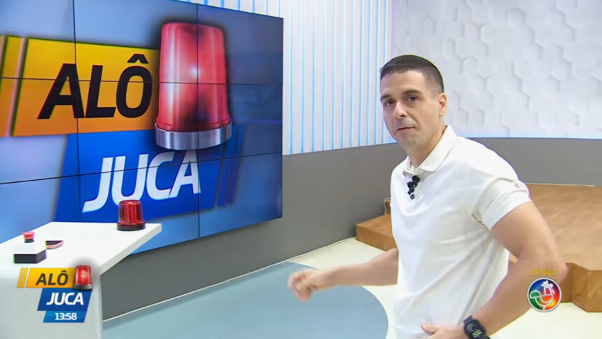 Marcelo Castro olha para a câmera enquanto caminha no estúdio do seu programa Alô Juca no SBT da Bahia