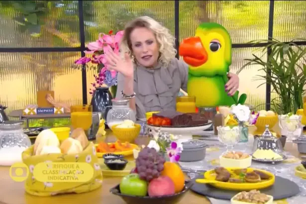 Ana Maria Braga ao lado do Louro Mané na mesa de café da manhã do programa Mais Você