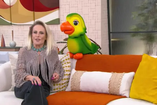 Ana Maria Braga ao lado do Louro Mané no sofá do programa Mais Você