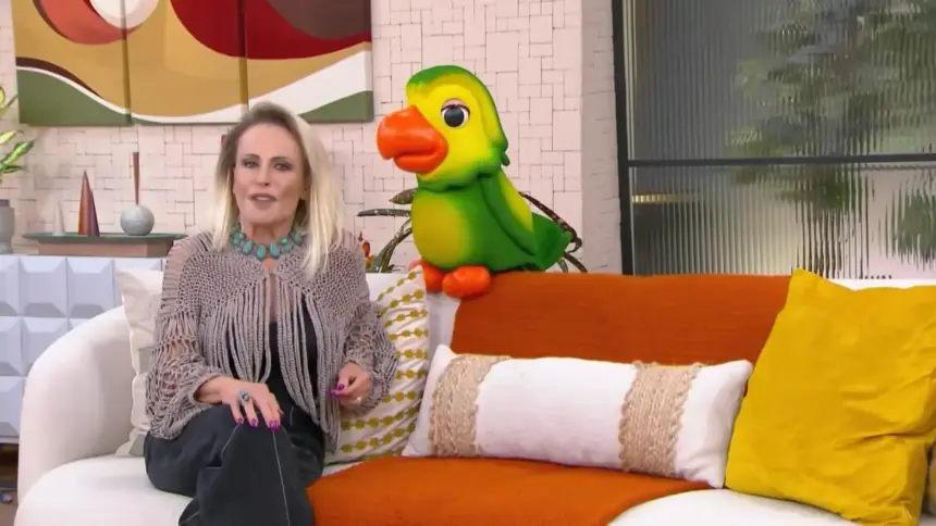 Ana Maria Braga ao lado do Louro Mané no sofá do programa Mais Você