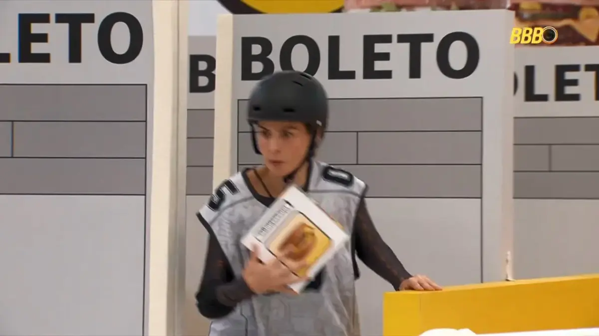 Ana Paula Renault segura caixa na prova do anjo