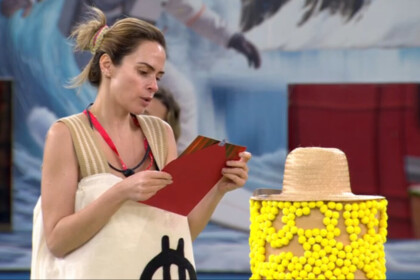 Ana Paula lendo um comunicado de um envelope vermelho na realização do Castigo do Monstro no BBB 26