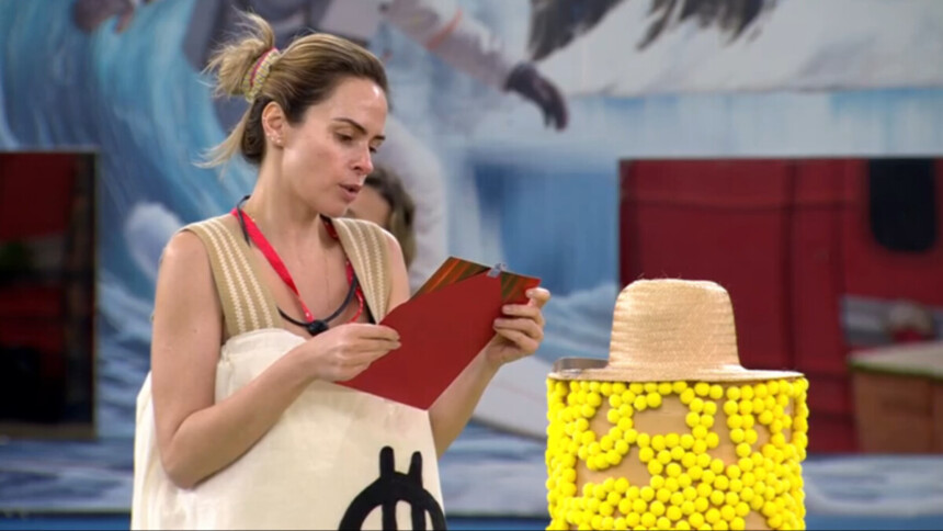 Ana Paula lendo um comunicado de um envelope vermelho na realização do Castigo do Monstro no BBB 26