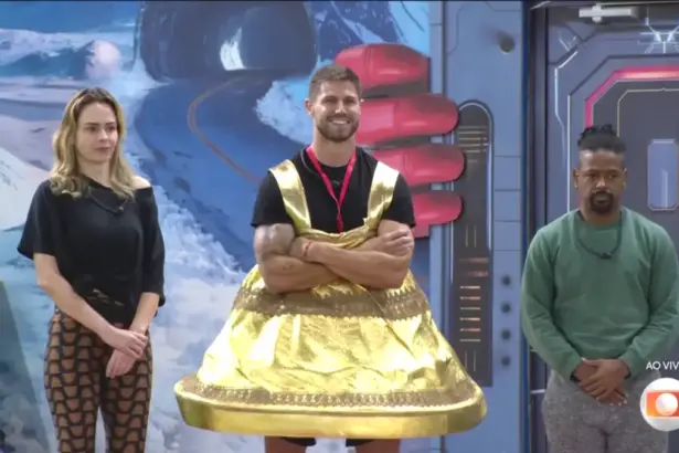 Ana Paula Renault ao lado de Jonas vestido de sino e Leandro Boneco em cima do tablado do Paredão no BBB 26