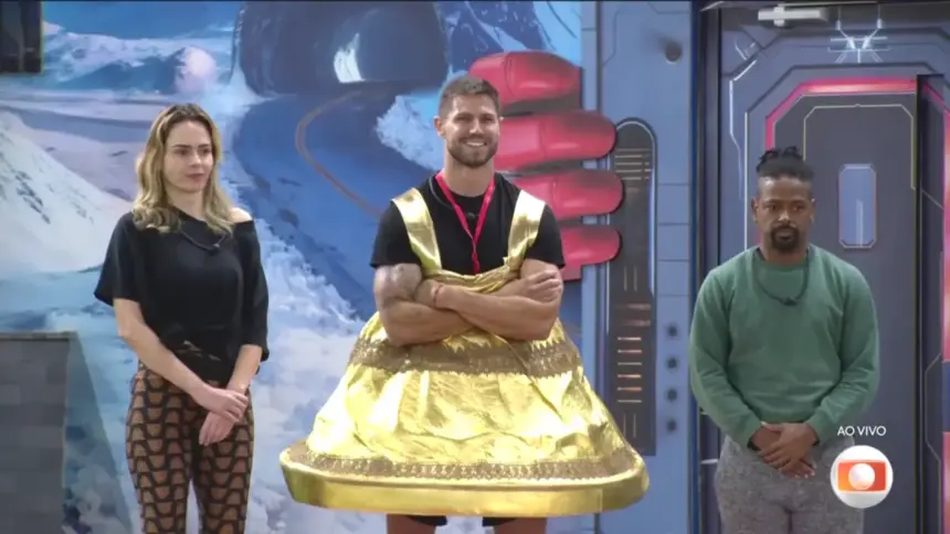 Ana Paula Renault ao lado de Jonas vestido de sino e Leandro Boneco em cima do tablado do Paredão no BBB 26