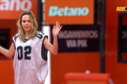 Ana Paula Renault levanta os braços ao terminar a primeira etapa da Prova do Líder do BBB 26