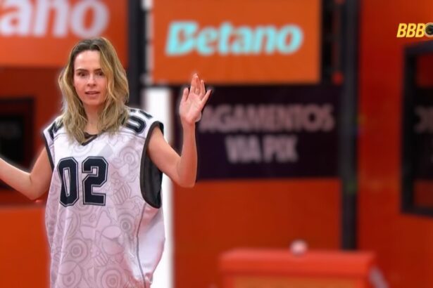 Ana Paula Renault levanta os braços ao terminar a primeira etapa da Prova do Líder do BBB 26