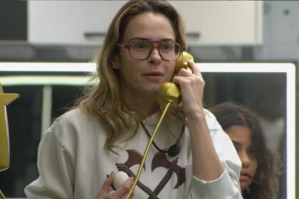 Ana Paula Renault atendendo o Big Fone amarelo na cozinha do BBB 26