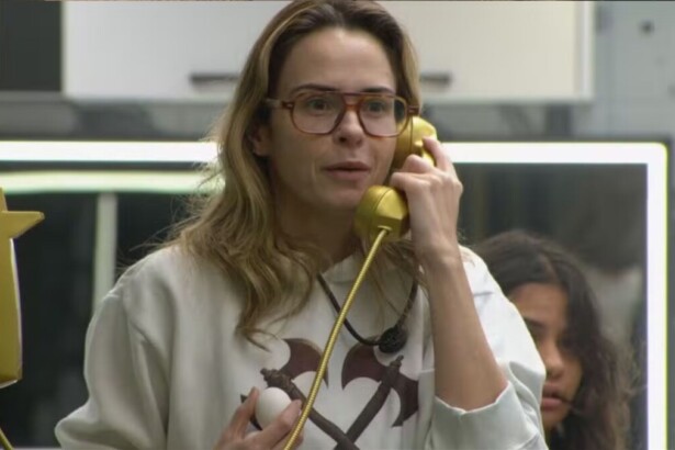 Ana Paula Renault atendendo o Big Fone amarelo na cozinha do BBB 26