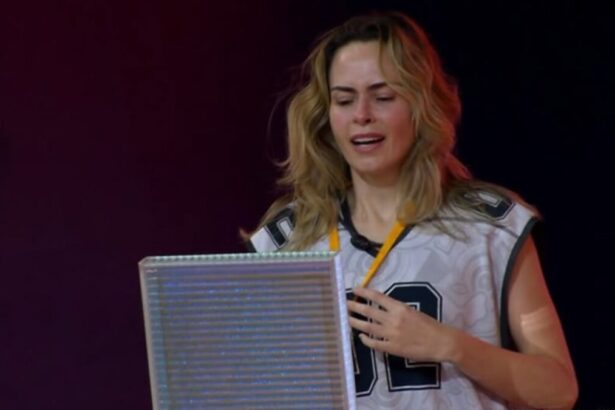 Ana Paula Renault colocando o colar após vencer a Prova do Líder do BBB 26