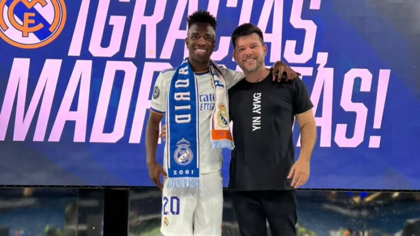 Vini Jr. abraçado a Edu Peixoto em um palco