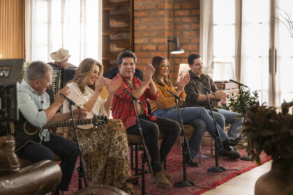 Wilson & Soraia, Daniel e Maria Cecília & Rodolfo cantam na sala de Daniel no 'Viver Sertanejo'