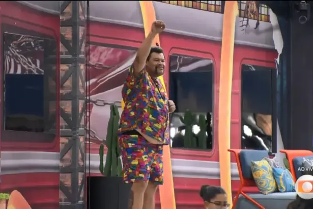 Babu Santana na porta de entrada da área externa do BBB 26 acenando para os brothers após eliminação do BBB 26