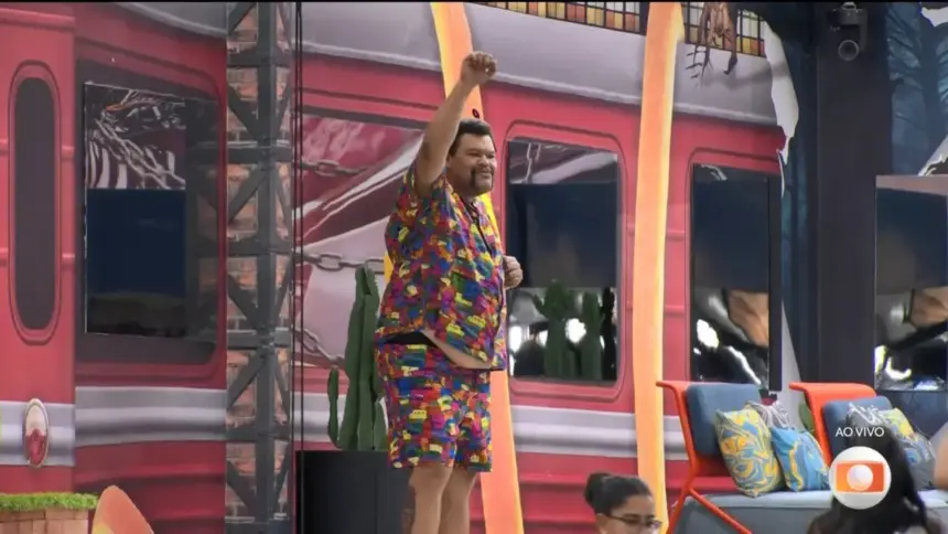 Babu Santana na porta de entrada da área externa do BBB 26 acenando para os brothers após eliminação do BBB 26