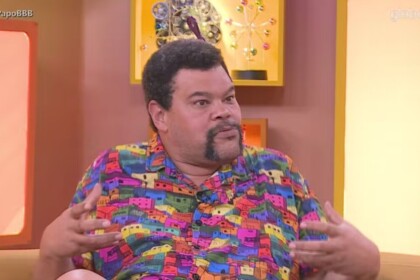 Babu Santana gesticulando no Bate-Papo BBB