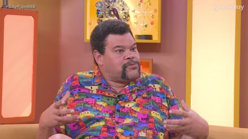 Babu Santana gesticulando no Bate-Papo BBB