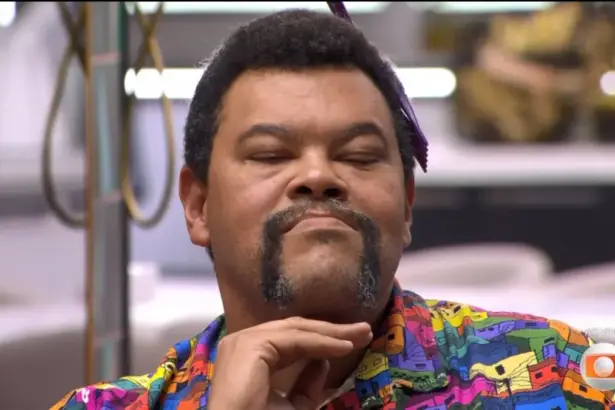 Babu abaixa a cabeça e com semblante triste na sala do BBB 26